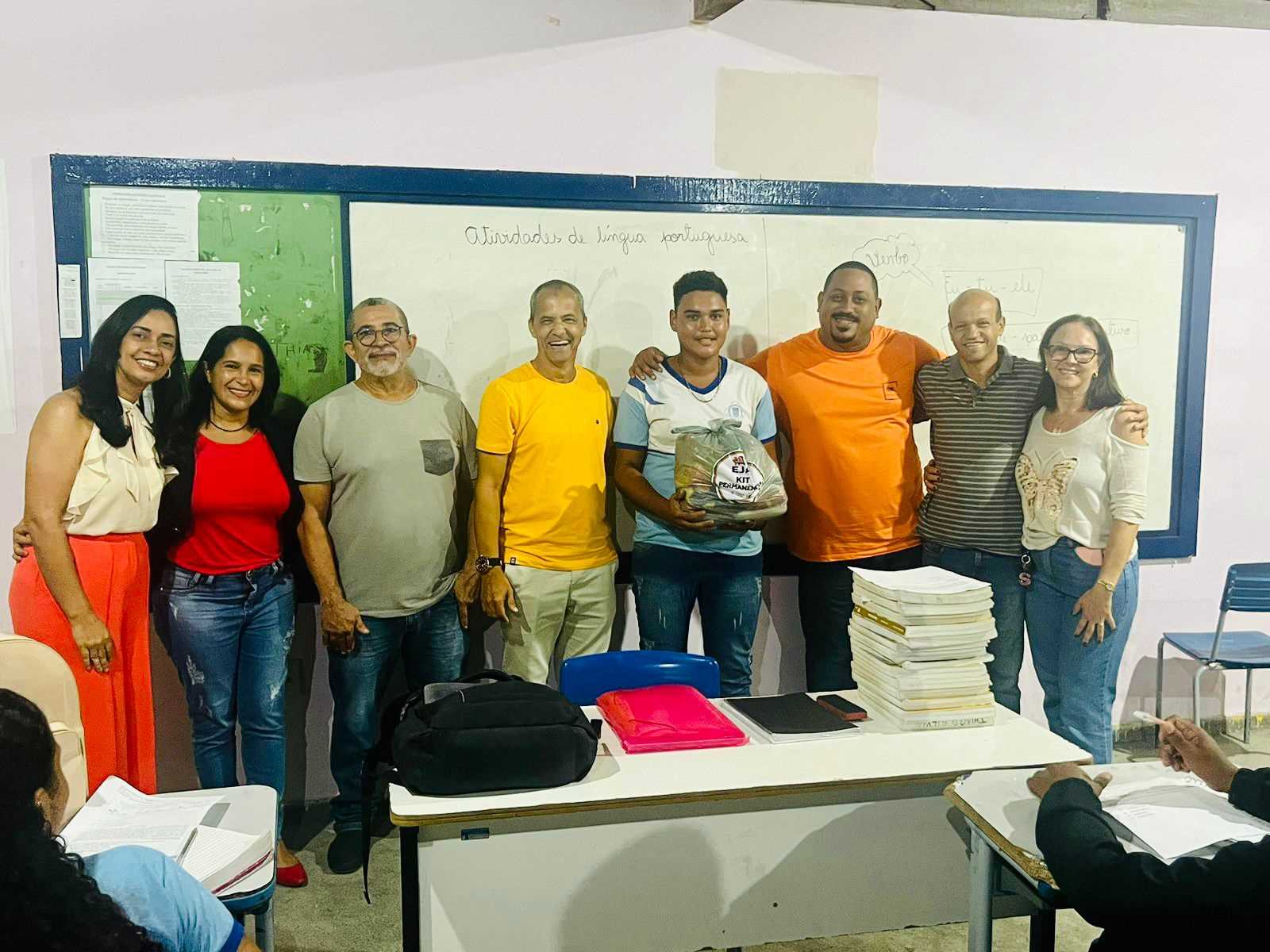 Camacã: Prefeitura entrega Kits Permanência para os alunos da EJA